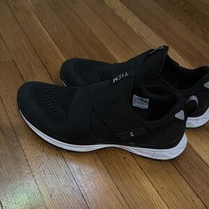 Tiem sleek cycling shoes with hidden bracket, includes bracket, Women’s size 8
